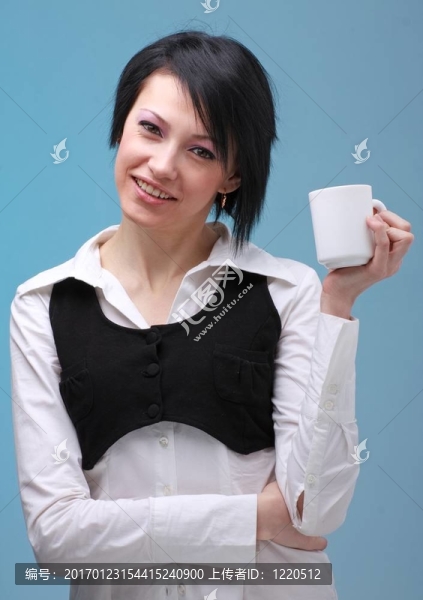 有魅力的年輕女子與白杯