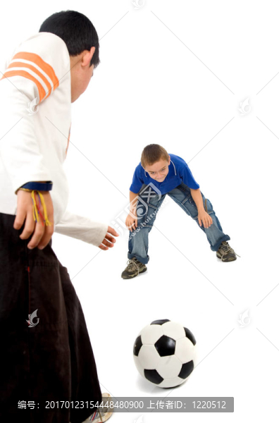 孩子們踢足球