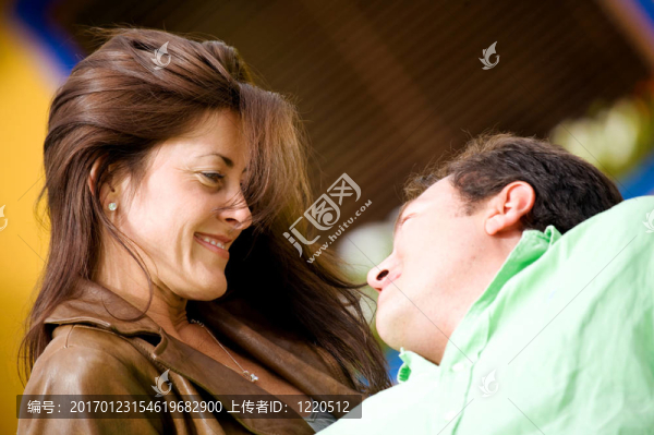 幸福的夫妻面對面
