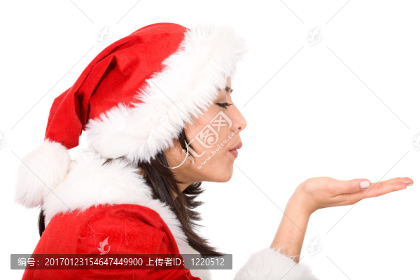 女圣誕老人吹著她的手
