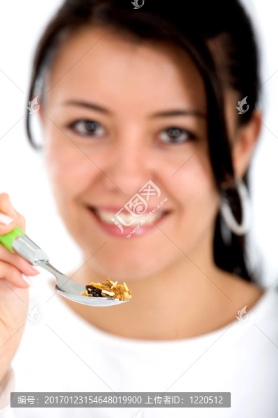 女孩吃健康的谷物
