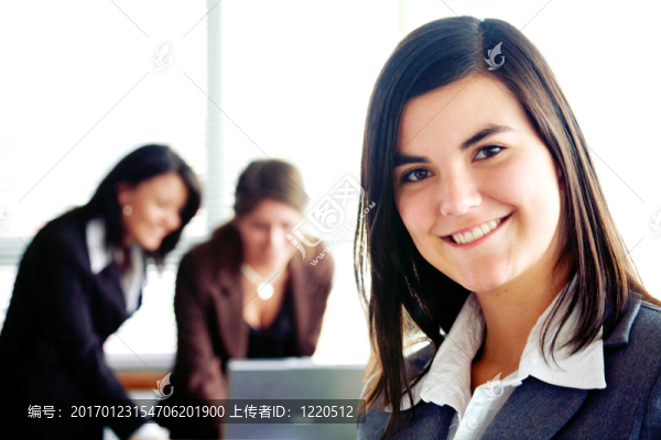 辦公室里的商業(yè)女性