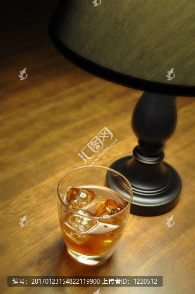 巖石上的威士忌