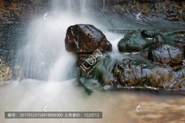 小瀑布