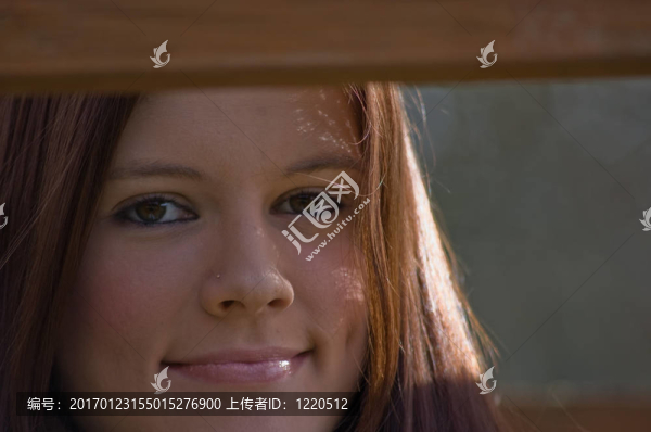 迷人的鄉(xiāng)村女孩與鄉(xiāng)村圍欄
