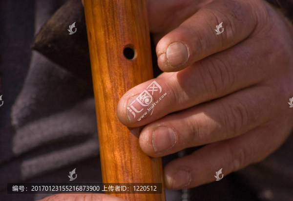 人玩的木制長(zhǎng)笛特寫