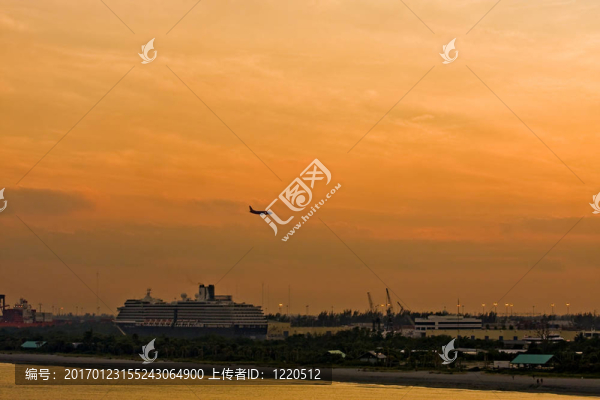 飛機(jī)降落在Cruise,Ship上空