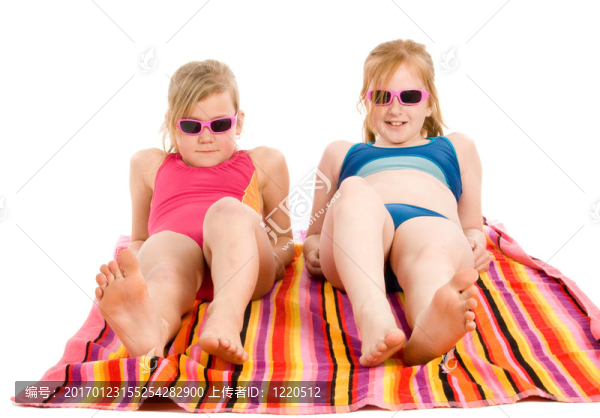 躺在毛巾上的女孩