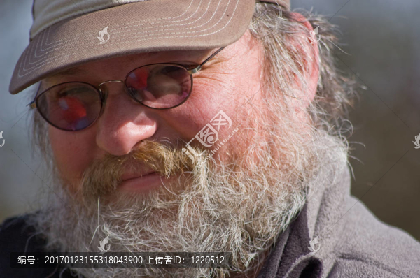 微笑的滿胡子的男人