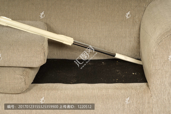 用真空吸塵器清理沙發(fā)