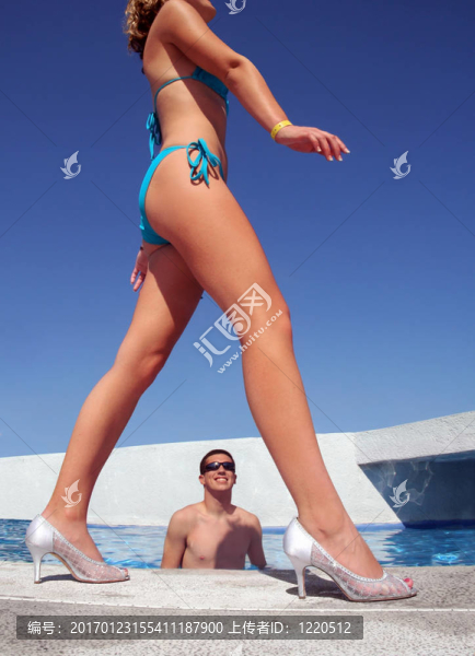女孩的游泳池
