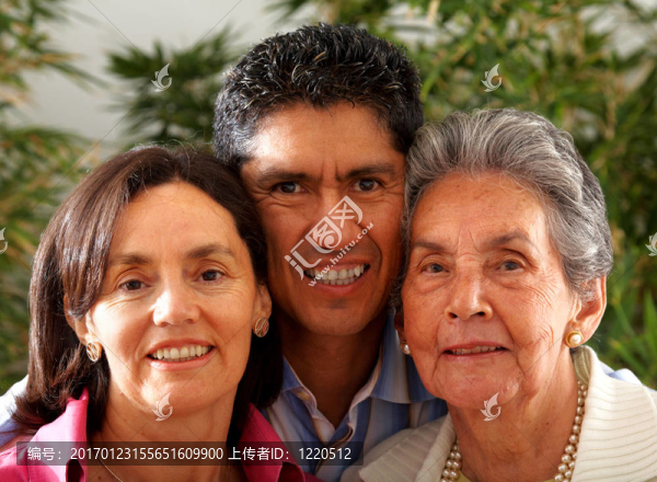 幸福的家庭肖像-匯圖網(wǎng) www.fosd68.com 幸福的家庭肖像