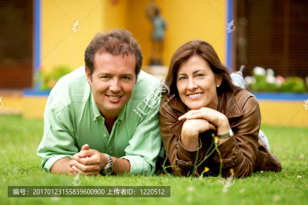 幸福的夫婦在戶外