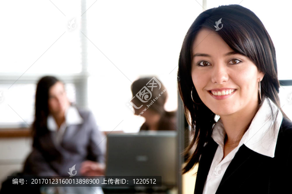辦公室里的商業(yè)女性