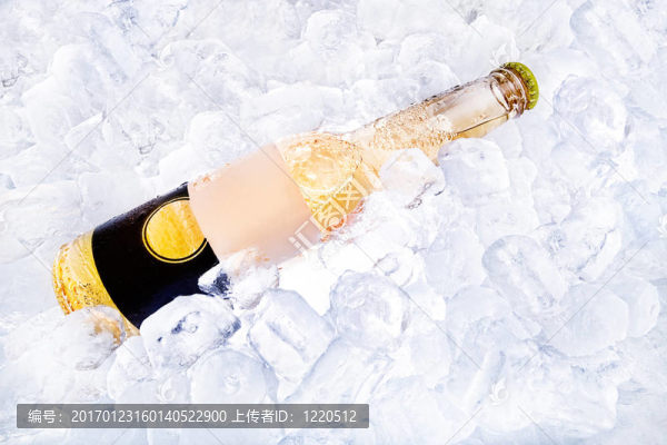 喝冰鎮(zhèn)啤酒