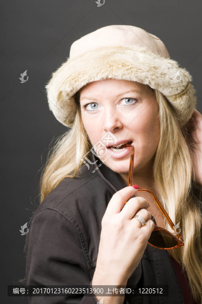 可愛的四十歲女人老式太陽鏡和帽子