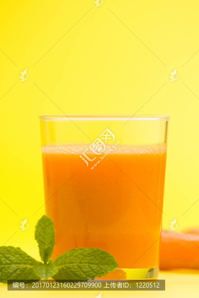 新鮮胡蘿卜汁和薄荷