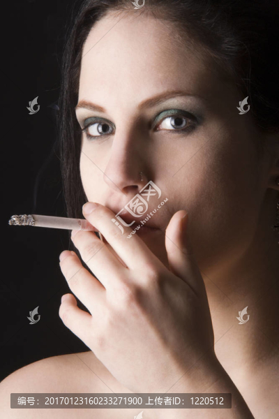 吸煙的女孩