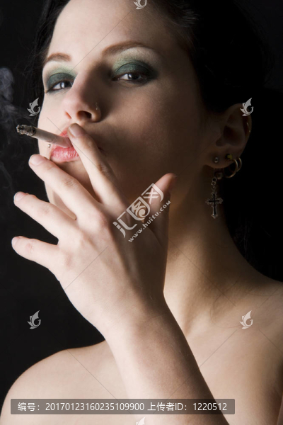 吸煙的女孩-匯圖網(wǎng) www.fosd68.com 吸煙的女孩