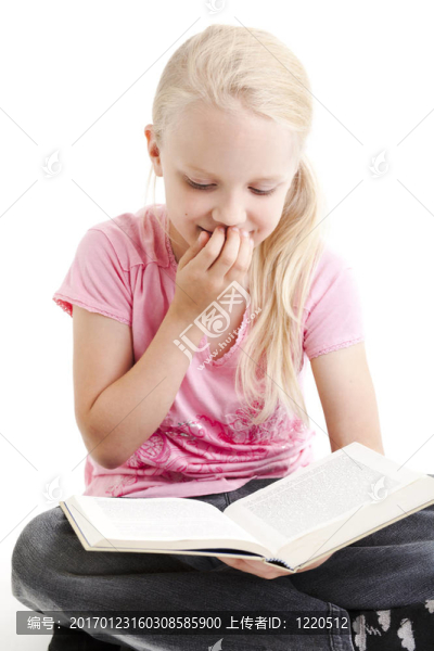 年輕女孩閱讀有趣的書