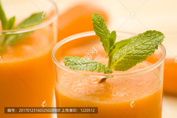 新鮮胡蘿卜汁和薄荷