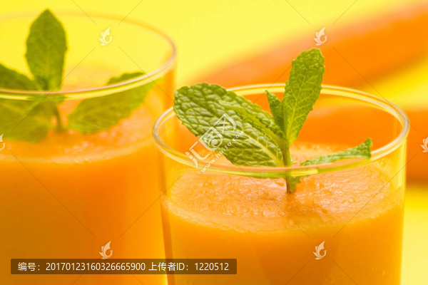 新鮮胡蘿卜汁和薄荷-匯圖網(wǎng) www.fosd68.com 新鮮胡蘿卜汁和薄荷