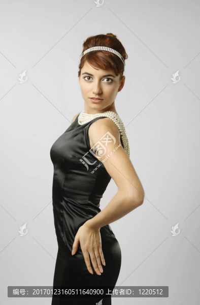 優(yōu)雅的女人在黑色的苗條身材