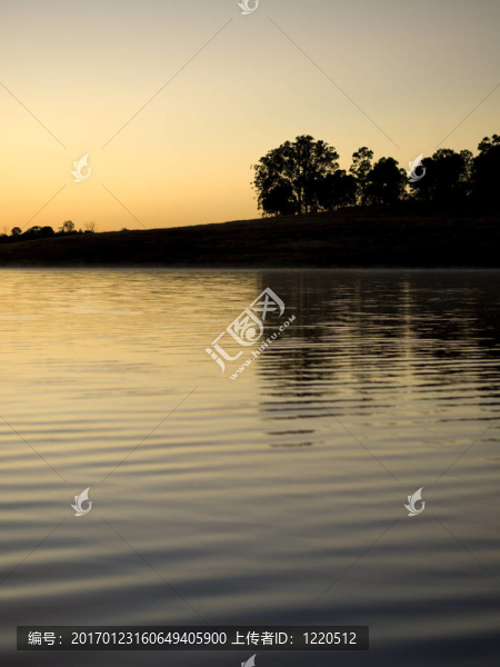 澳大利亞內(nèi)陸水壩的日出