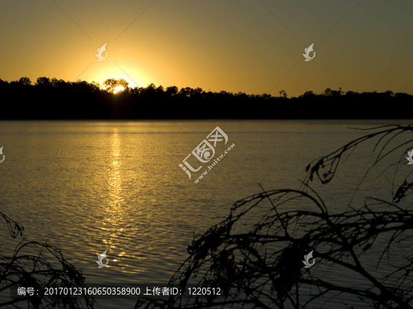 澳大利亞內(nèi)陸水壩的日出