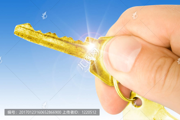 手拿鑰匙