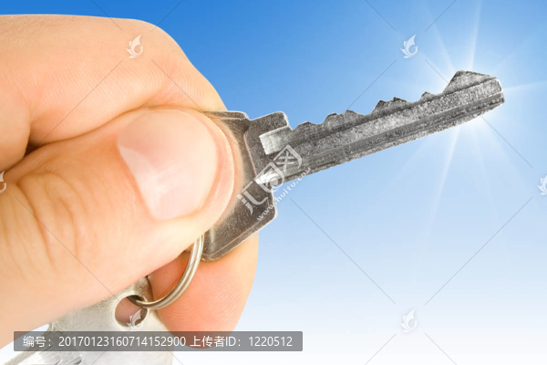 手拿鑰匙