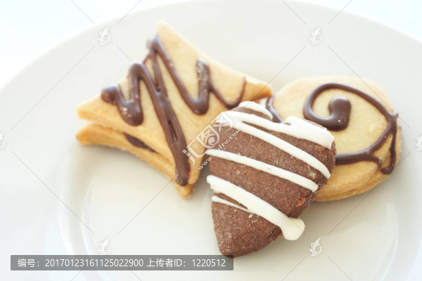 盤子上的餅干