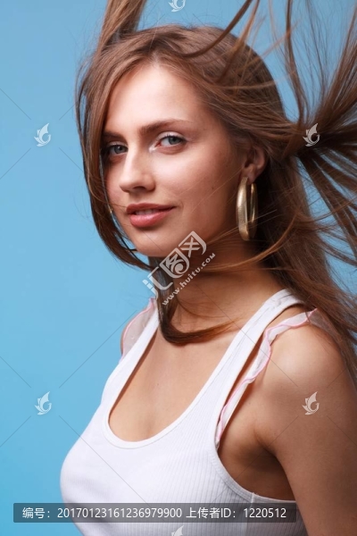 頭發(fā)飛揚的女人
