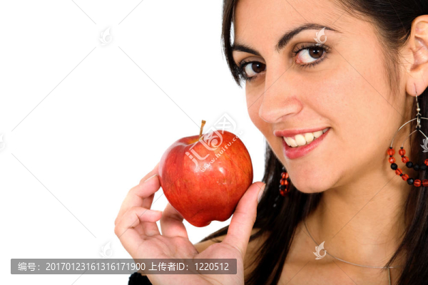 女孩拿著一個蘋果