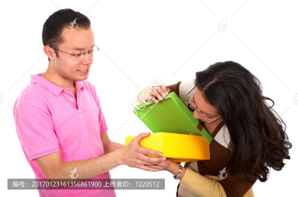 送禮物的夫婦