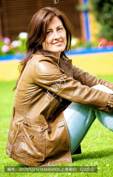 美麗的女人肖像在家里-匯圖網(wǎng) www.fosd68.com 美麗的女人肖像在家里