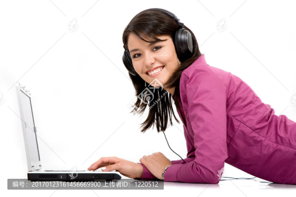 在筆記本電腦上的聽音樂(lè)