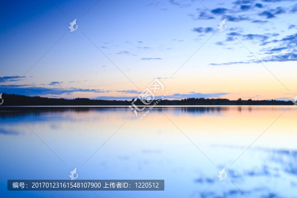 在湖的日落
