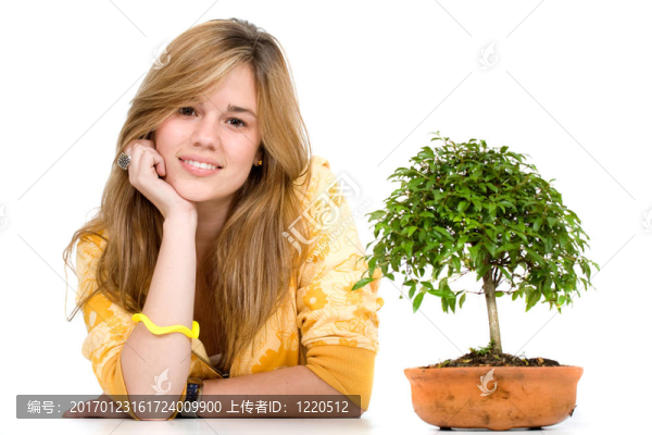 漂亮的女孩肖像與一棵樹