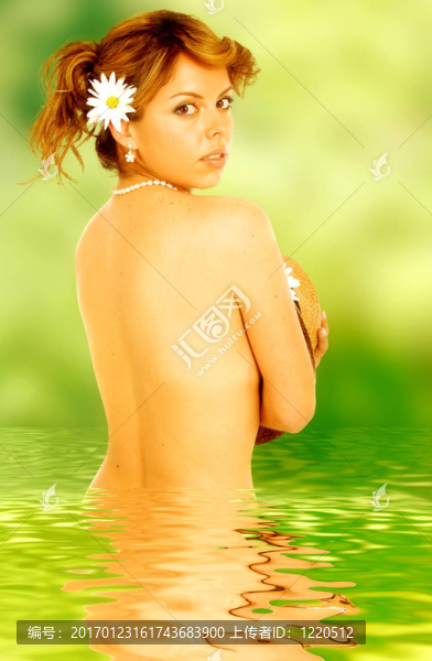 美麗的女孩在水里
