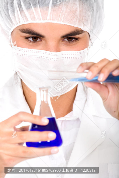 使用試管的女化學家