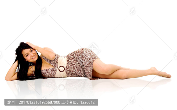 在一個(gè)夏天的衣服的時(shí)尚女孩