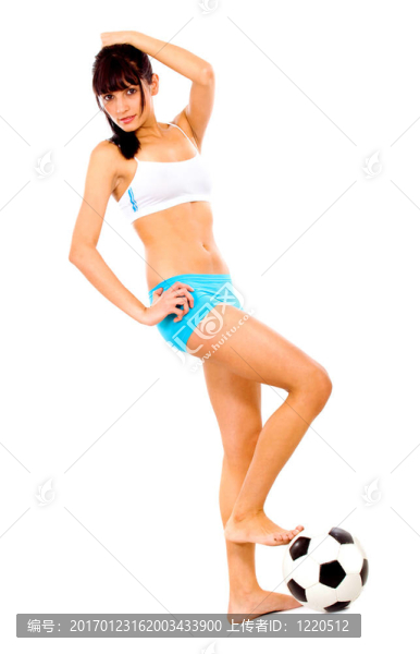 站在足球場上的女孩