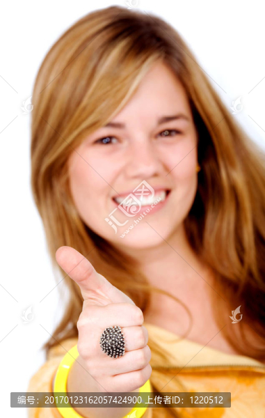女性微笑著豎起大拇指