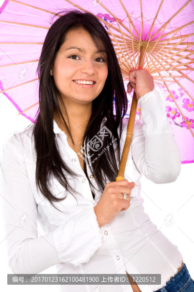 時(shí)尚休閑女孩帶粉紅色雨傘