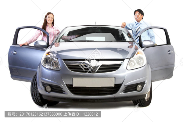 有新車的幸福夫妻