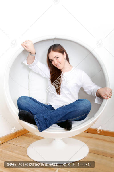 在家里隨意的女孩畫像
