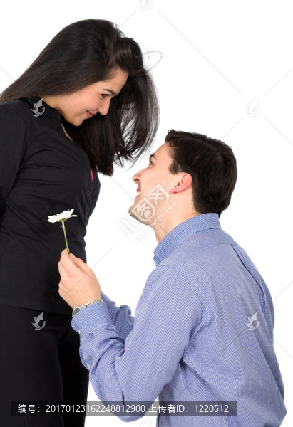 男人向他的女朋友提供一朵花