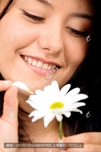 快樂的女孩，白色的花