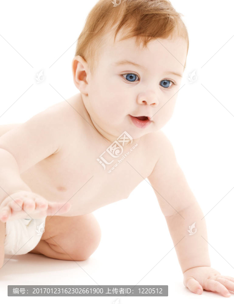 在尿布上爬行的嬰兒